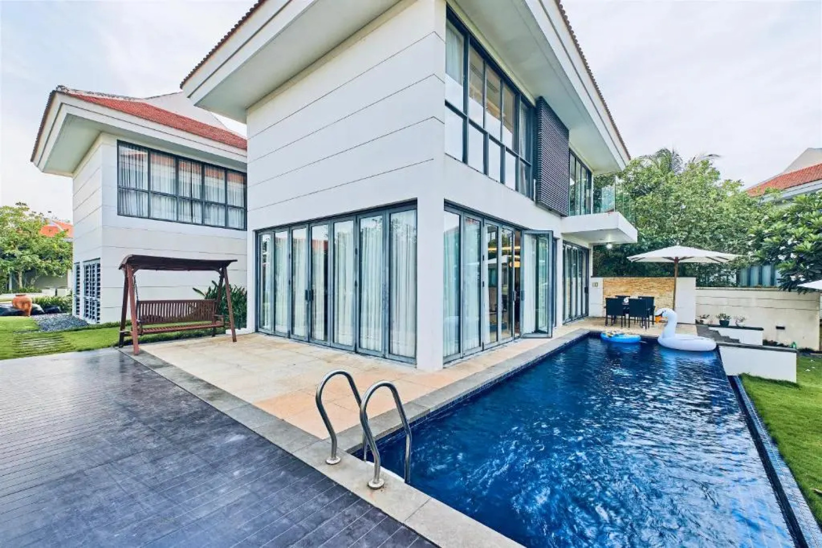 EmblemSea Luxury Villas few steps to the Danang beach