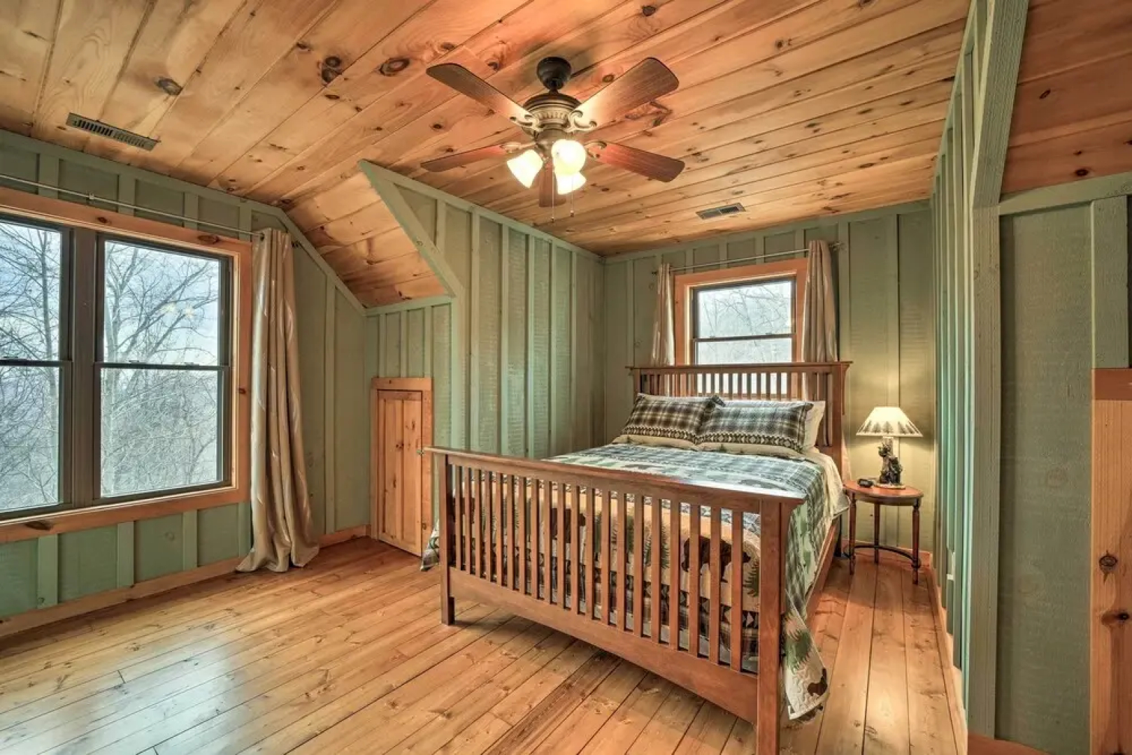 Decks & Mountain Views: Waynesville Getaway!
