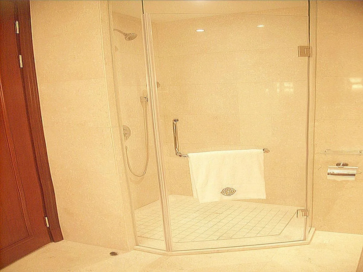 Longqi Jianguo Hotel