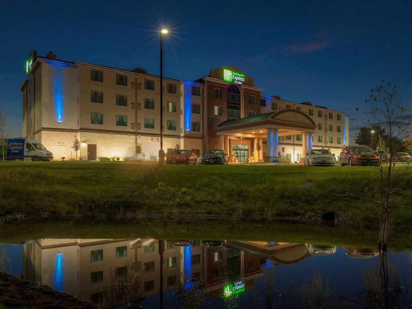 Holiday Inn Express and Suites Kansas City Airport by IHG