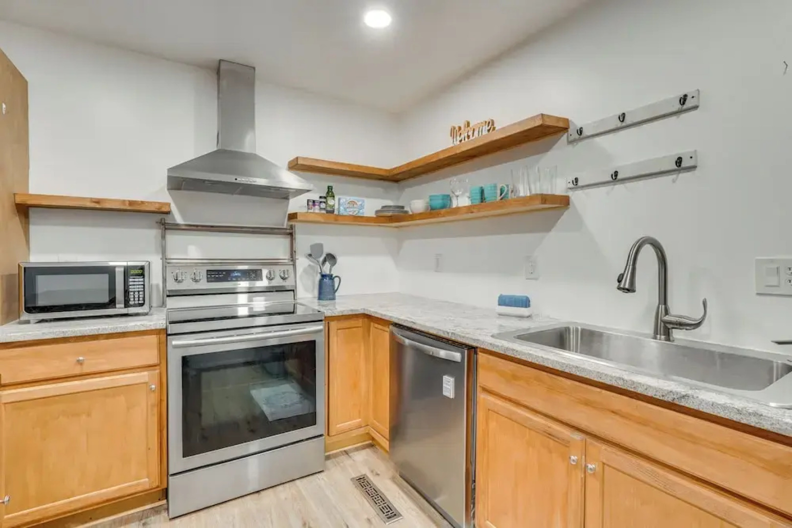 Chic Farmhouse, 3Mi to Lake-pet Friendly & Golfing