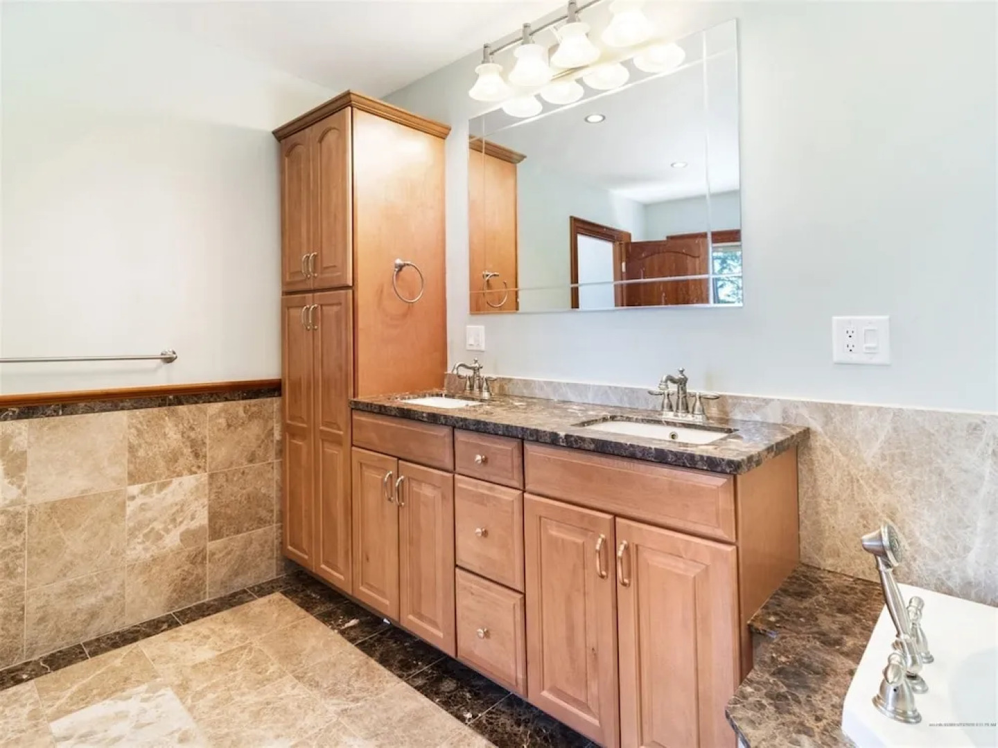 Sandy Cove - Limit 14 4 Bedroom Villa by RedAwning