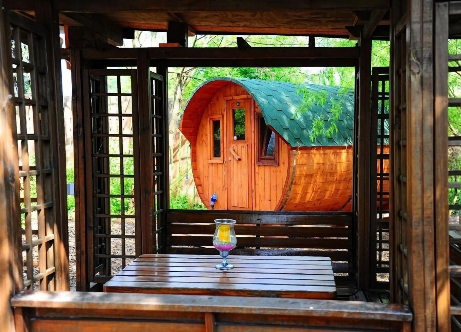 Mini Hotel Übernachten Im Gurkenfass