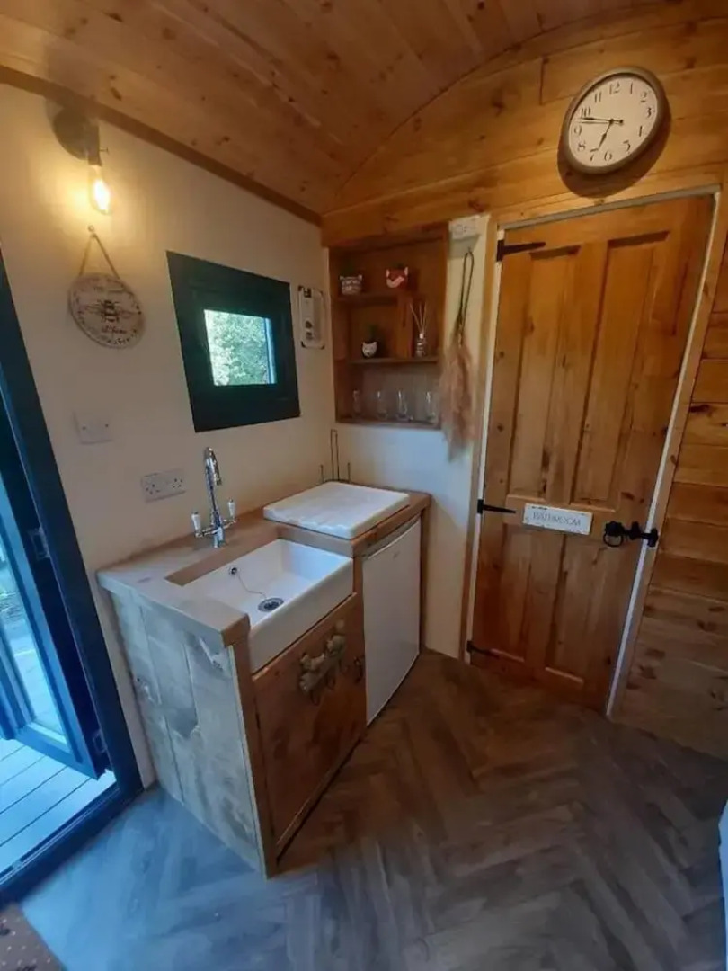 Min yr Afon - Cabin - Sleeps 2 - Hot Tub - Parking