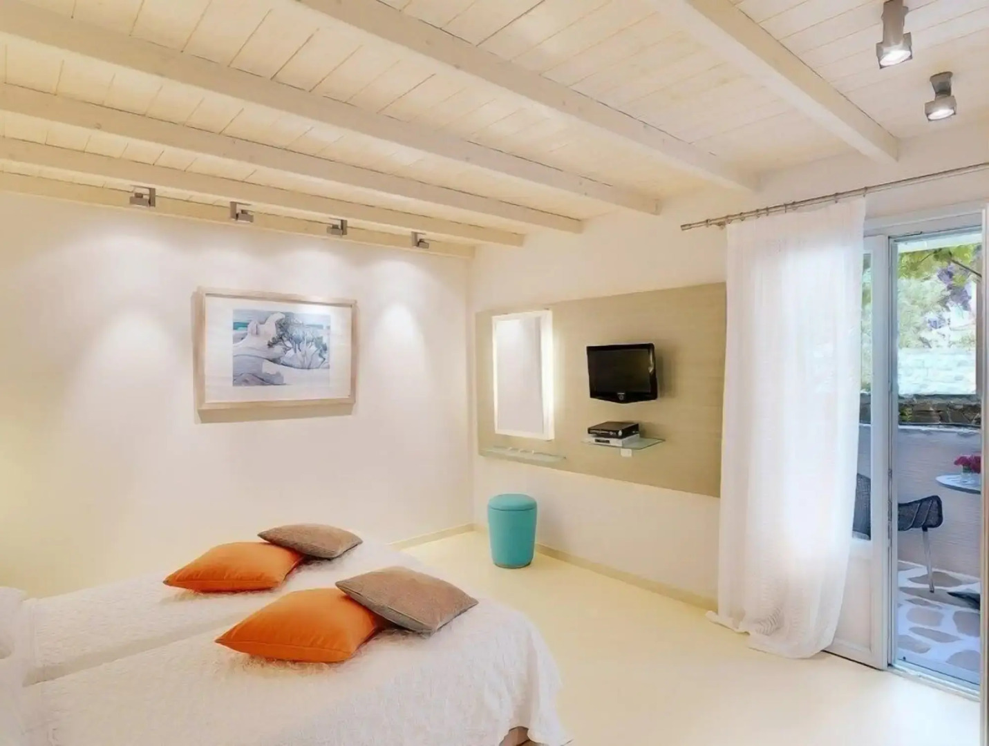 Iria Beach art hotel