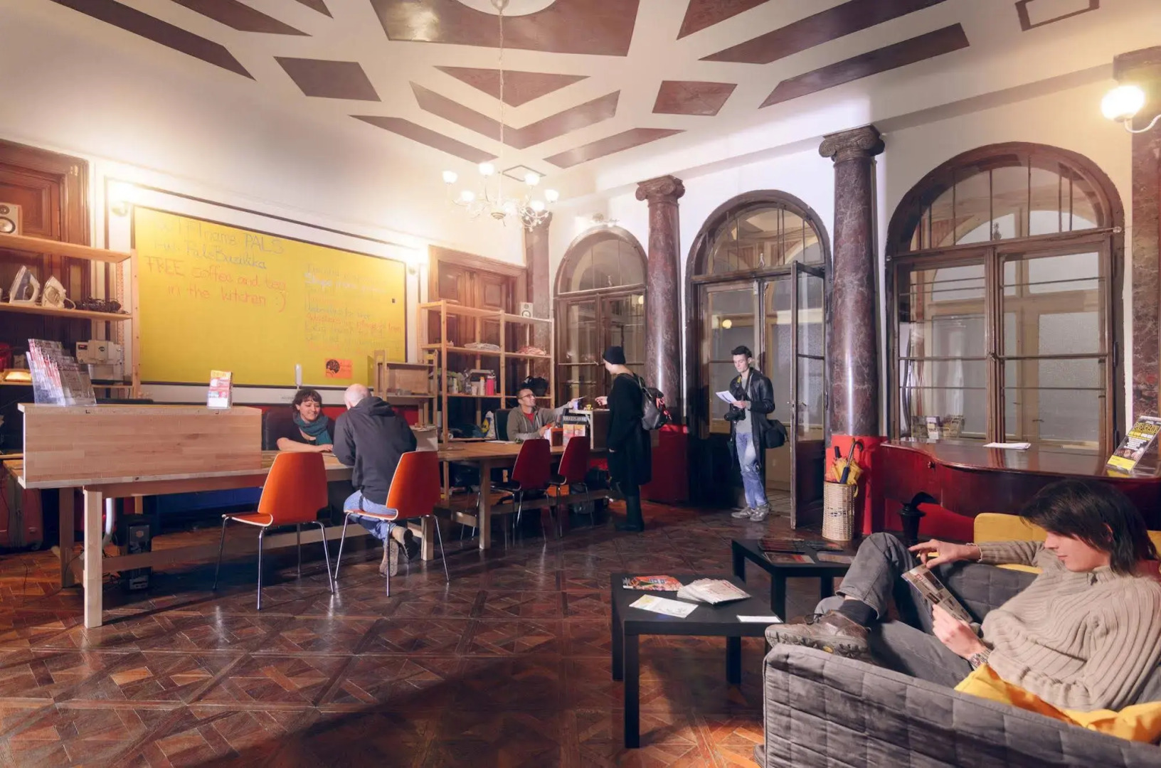 Pal's Hostel & Apartments