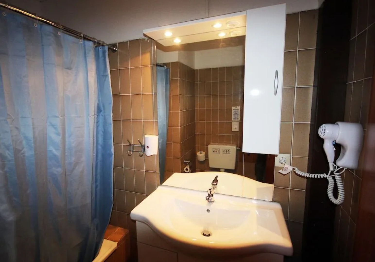 The Penny Pincher Inn - Hostel