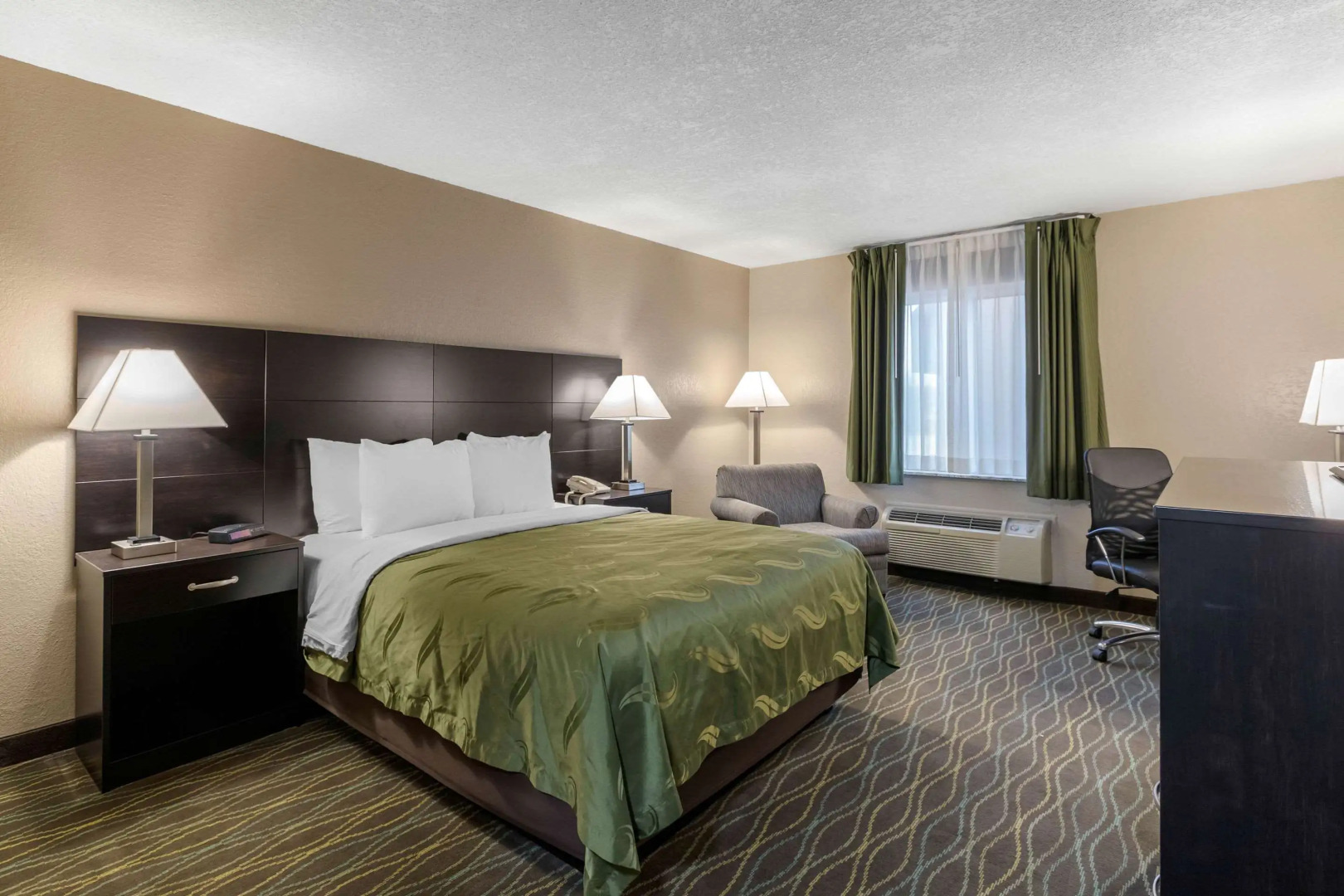 Quality Inn & Suites Des Moines - Merle Hay Road