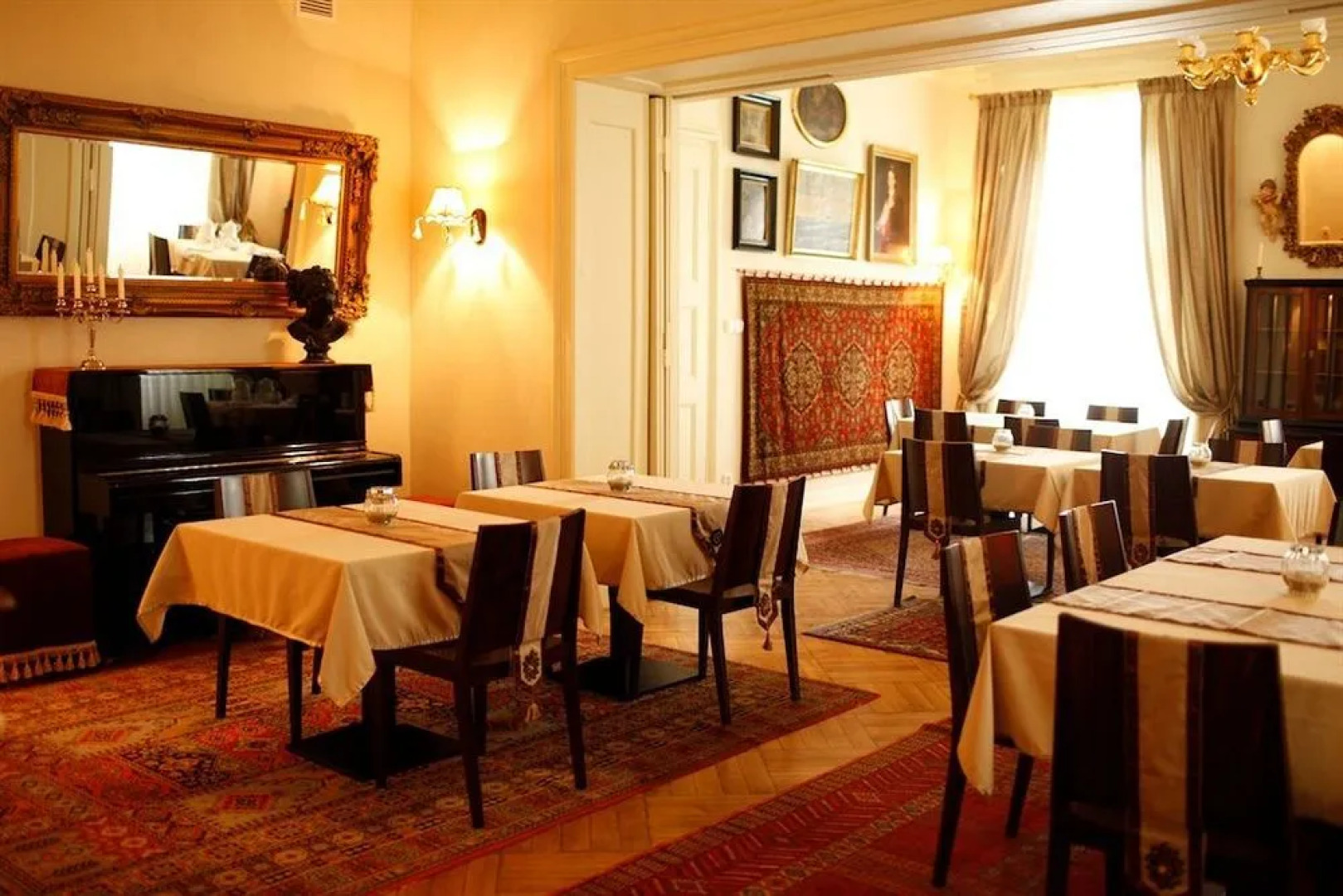 Pałac Alexandrów Wrocław Airport