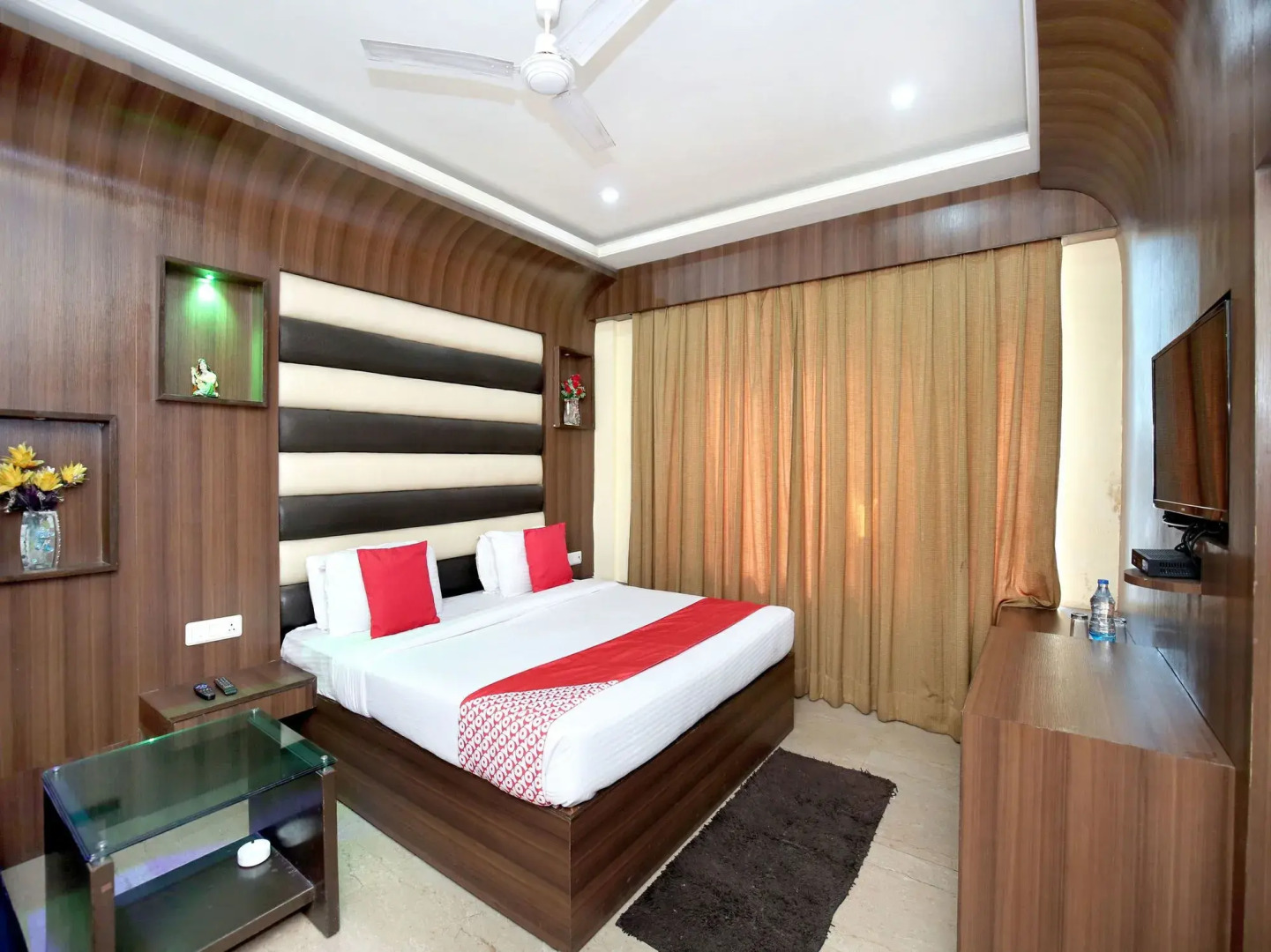 OYO 5710 The Majestic Crown Hotel