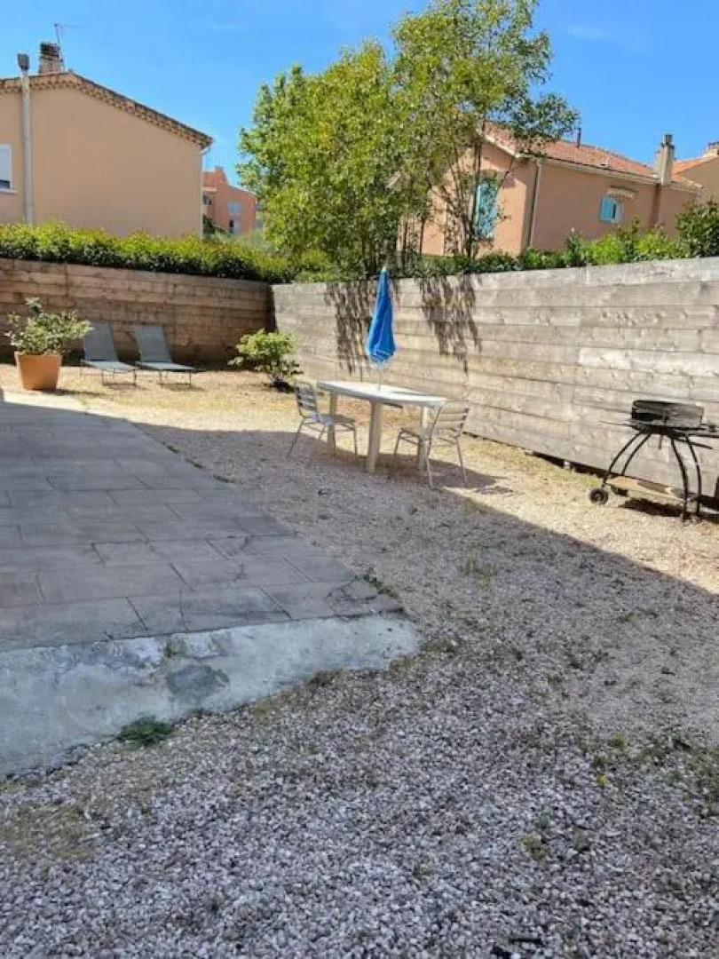 T2 en rez de villa avec jardin à 800m de la plage, à la semaine