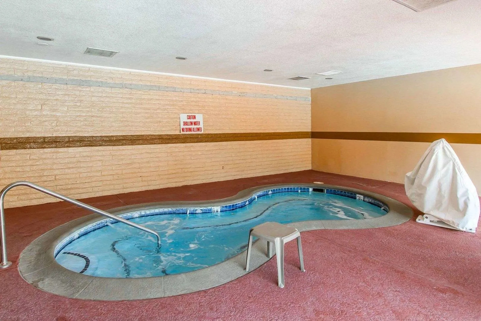 Econo Lodge Inn & Suites