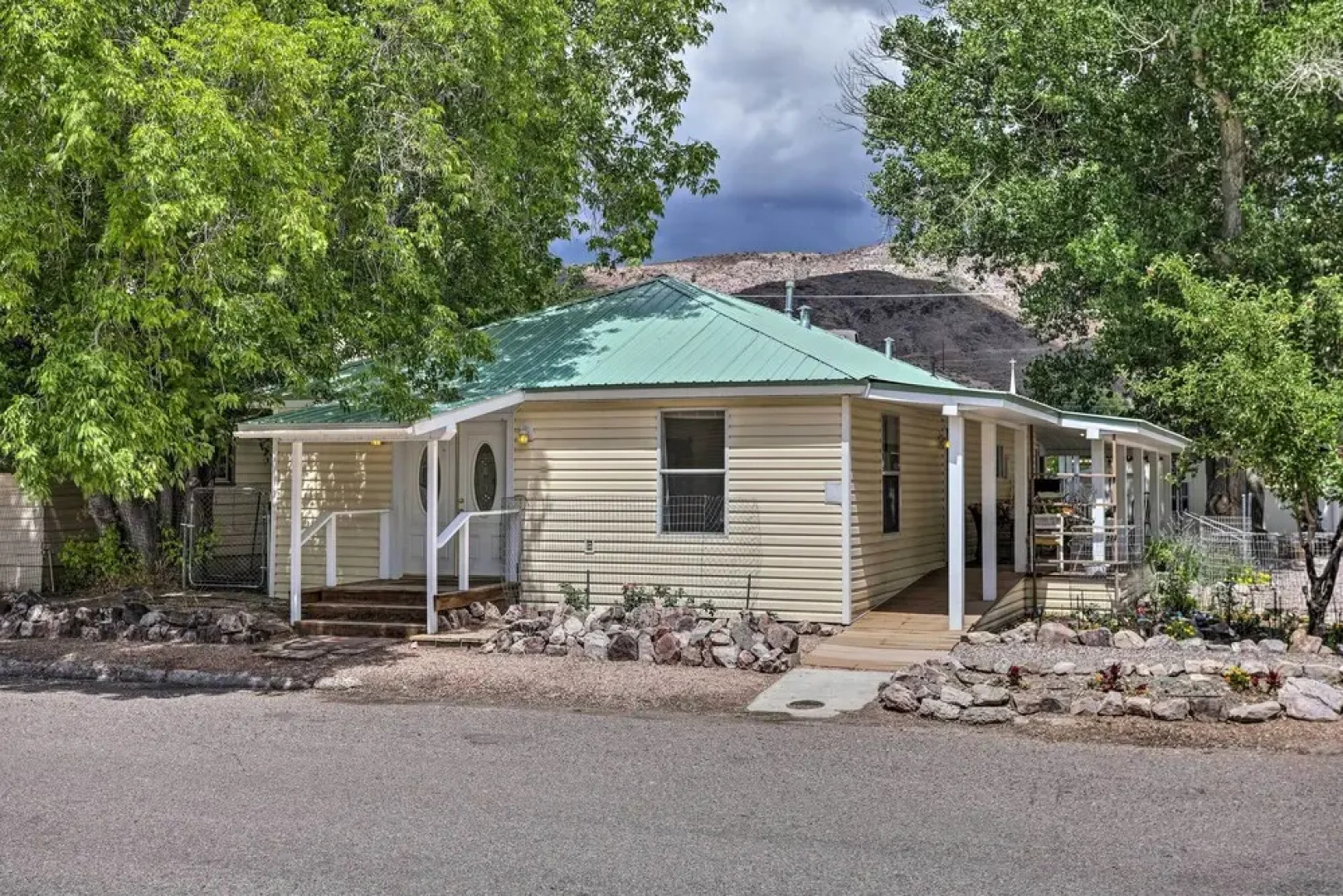 Outdoorsy Caliente Retreat w/ Screened Porch