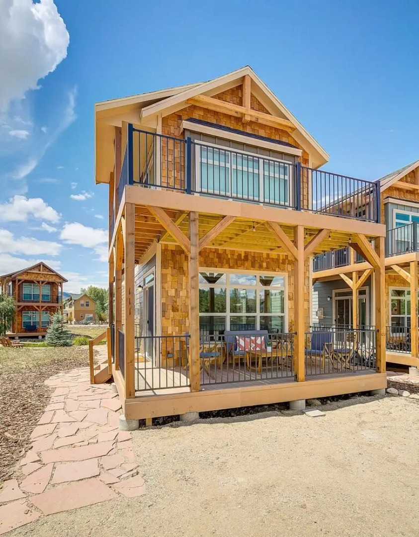 Modern Mountain Home Near Fraser River