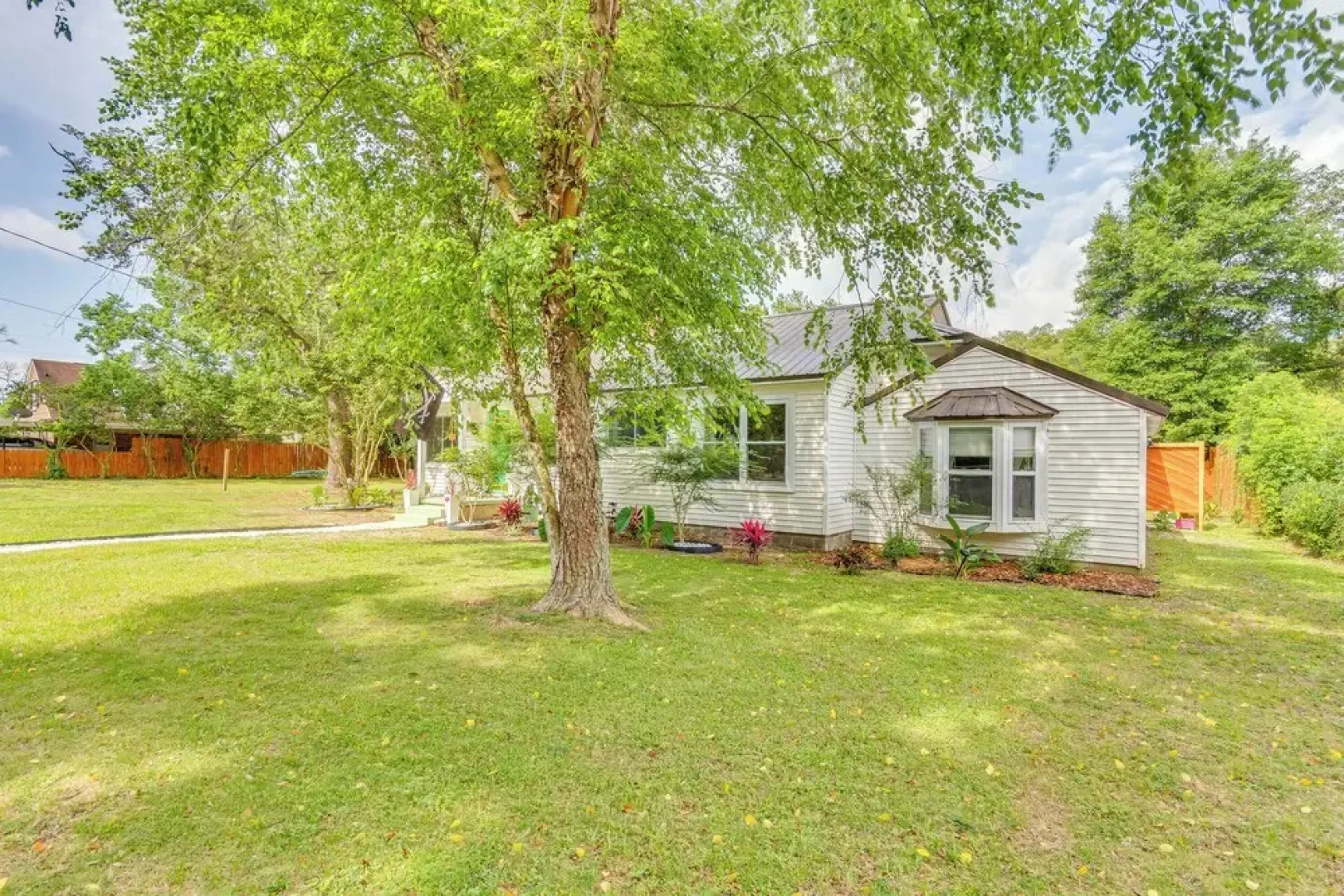 Retro-tropical Pensacola Home - 3 Mi to Downtown!
