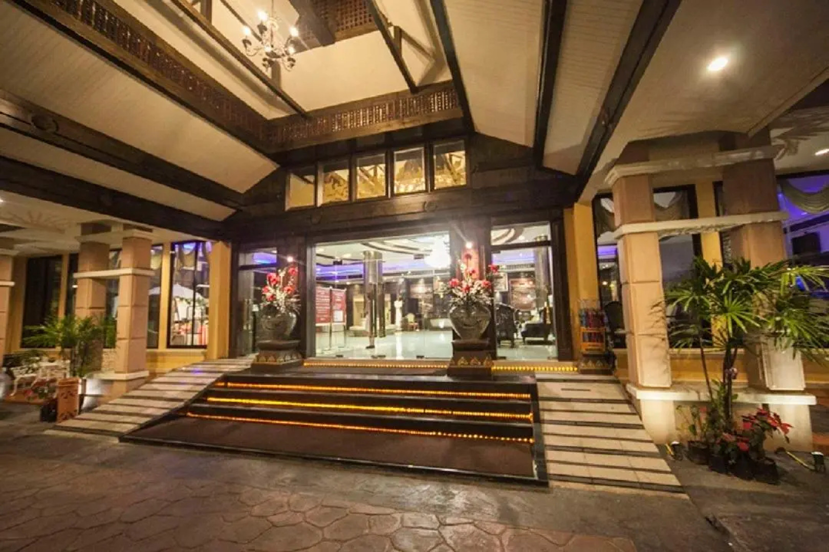 Ruean Phae Royal Park Hotel