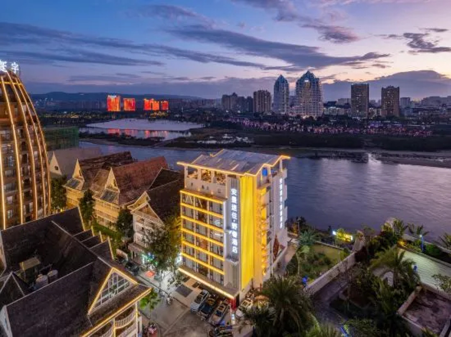 Anman Misty Wild Luxury River View Hotel (Gaozhuang Xishuangjing Star Night Market)