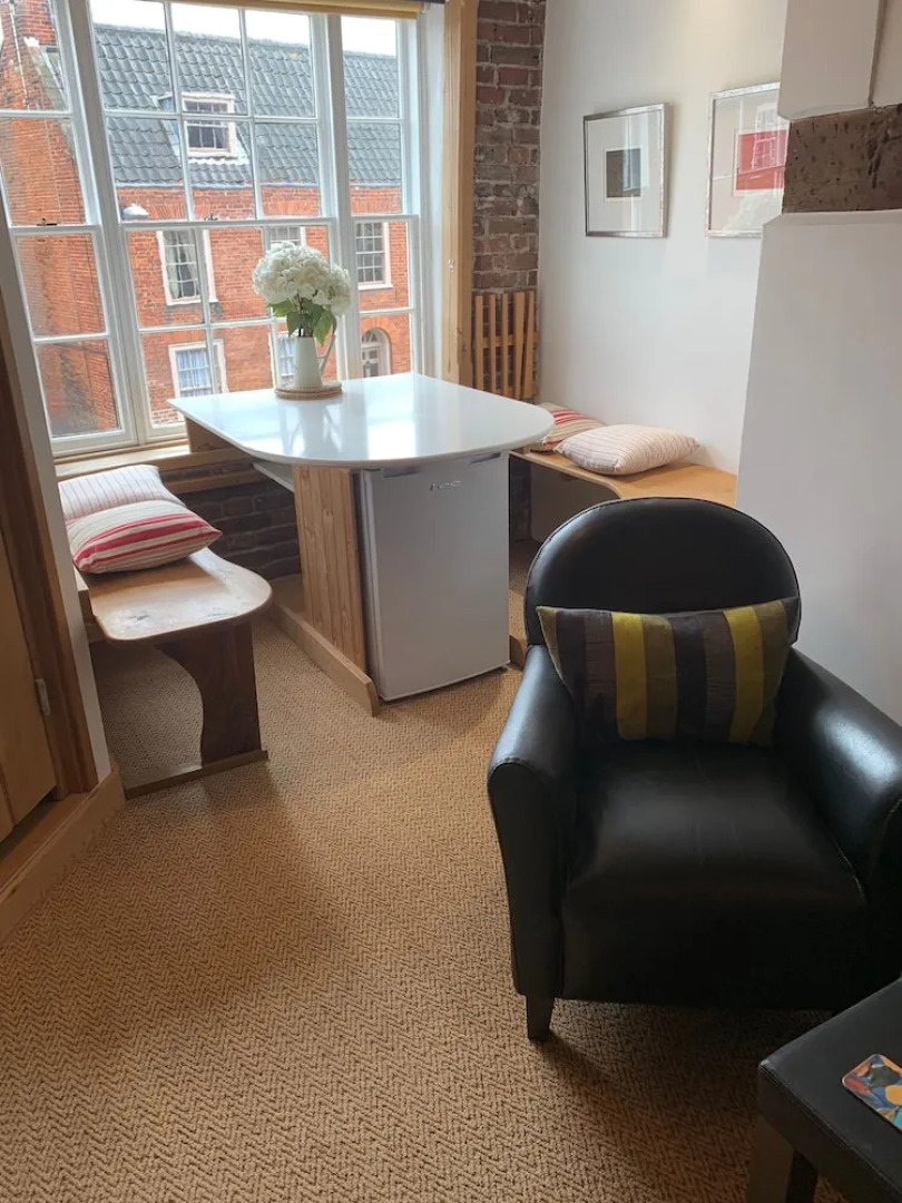 Rooms at no Three, Chameleon House