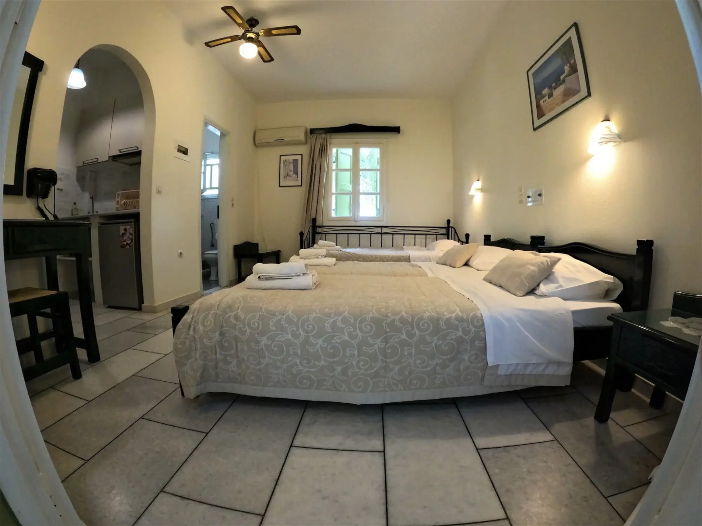 Studios Vrettos Beachfront Hotel