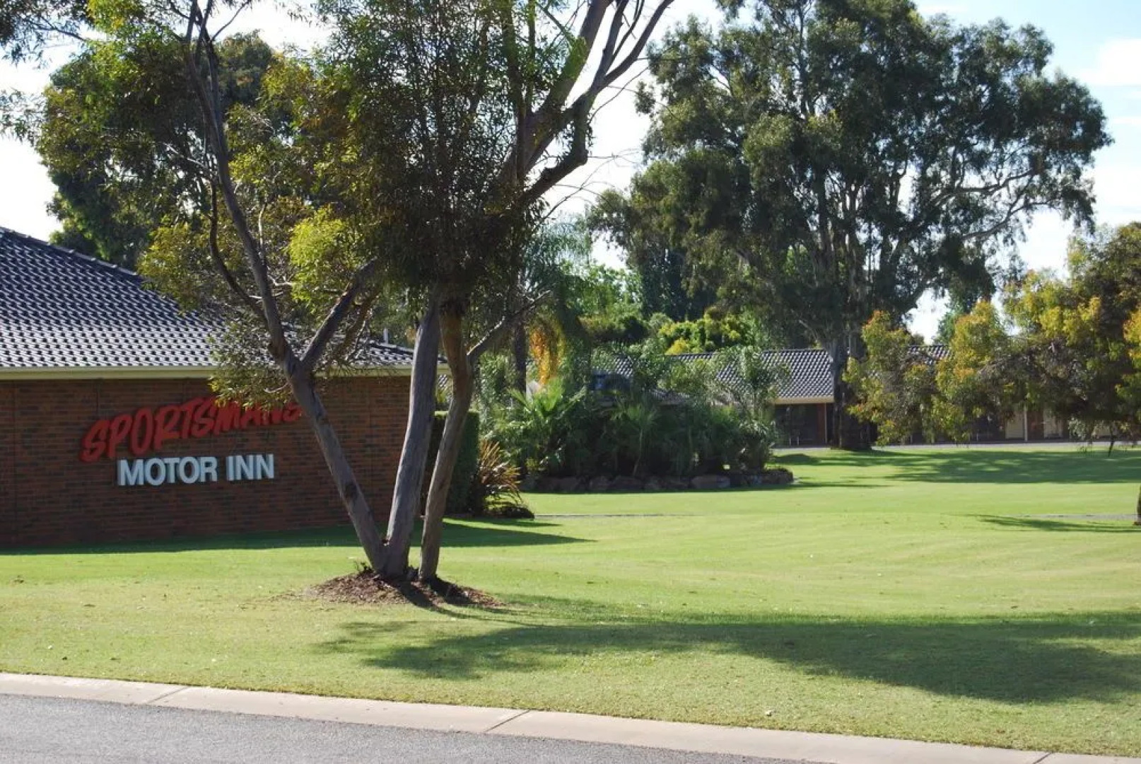 Sportsmans Motor Inn