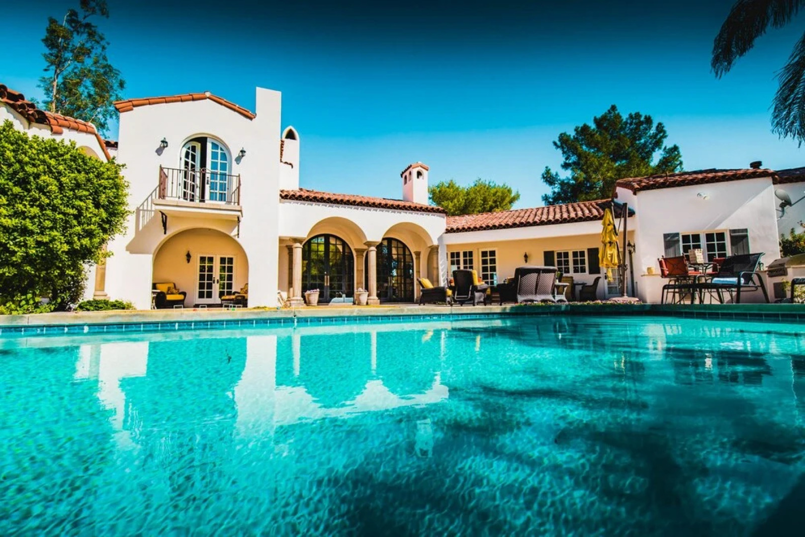 Catalina by Avantstay | Private Grand Estate - Backyard & Pool