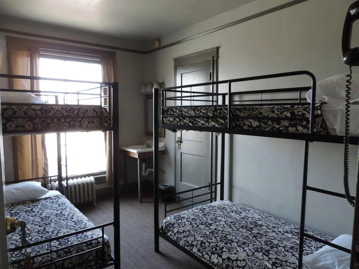 Gardner Hotel & Hostel