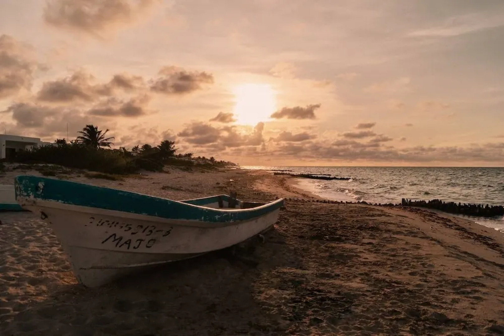 Breathtaking Beach Villa, Feel the Inviting Vibe!