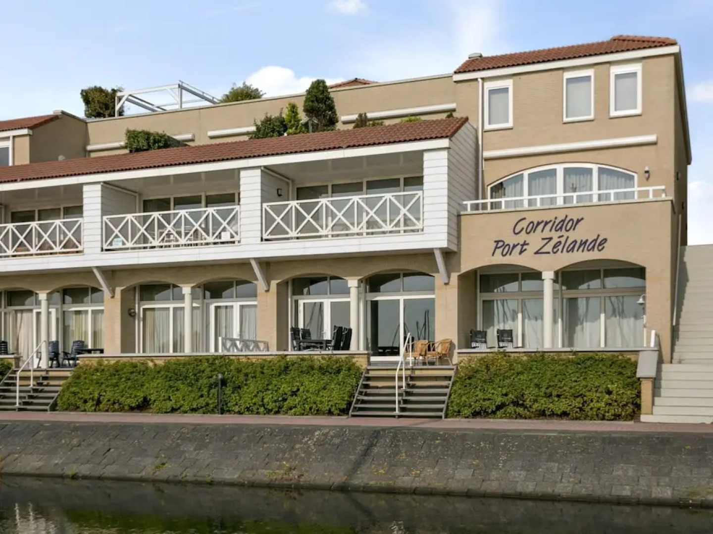 Spacious Luxury Apartment With Beautiful Views of the Marina