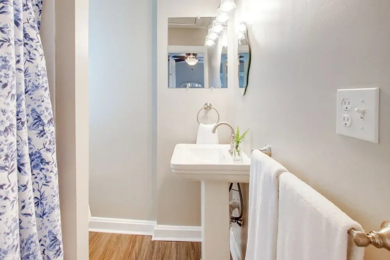 Home Near Kinnick, UI Health & Amish Country