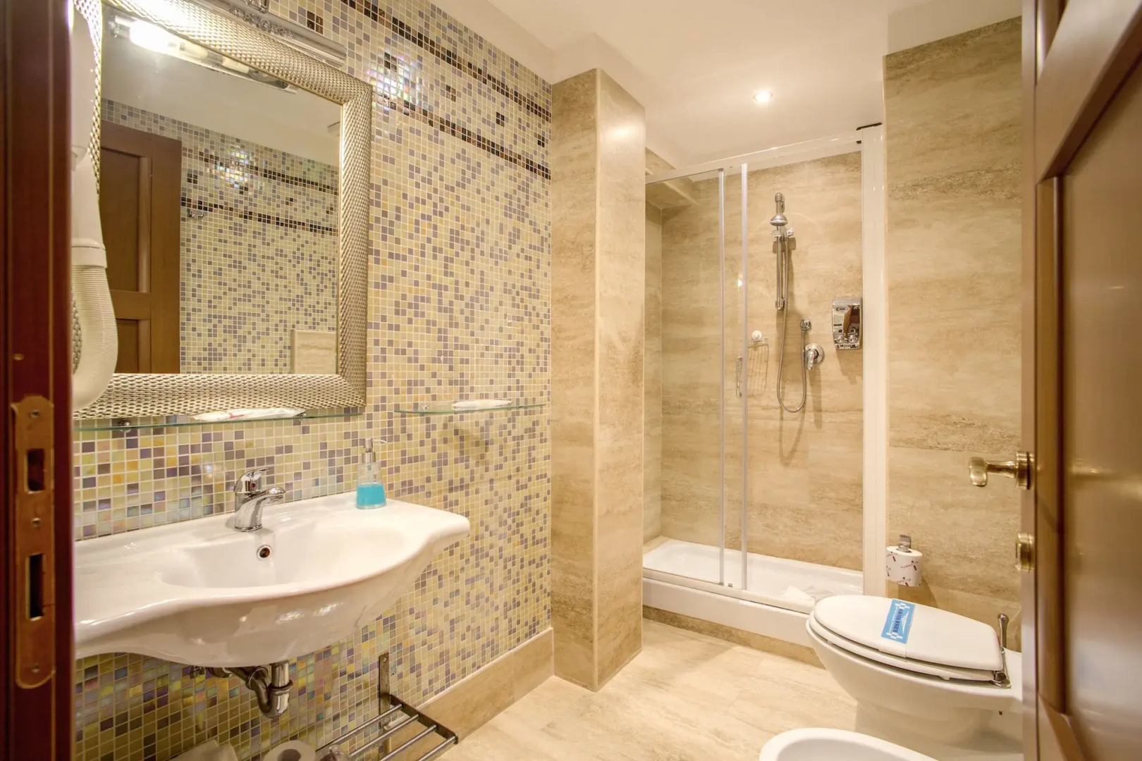 Aurelius Art Gallery Hotel
