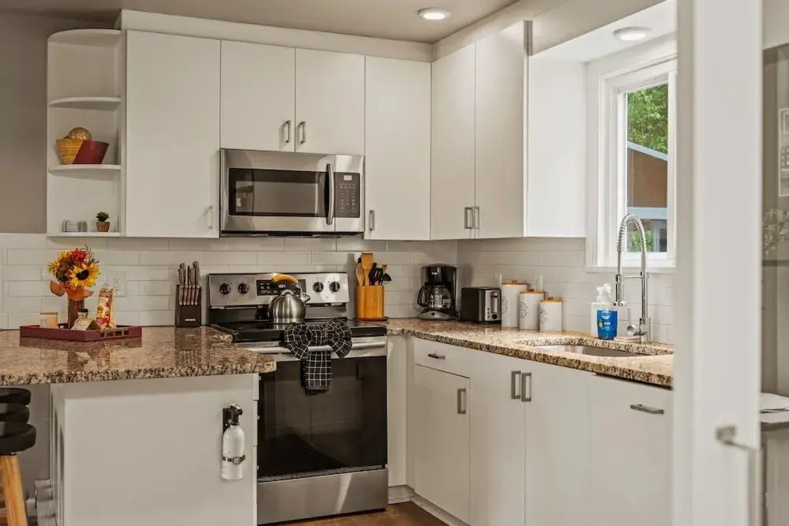 Inn the Poconos by Avantstay Private Lake Access Enclosed Hot Tub