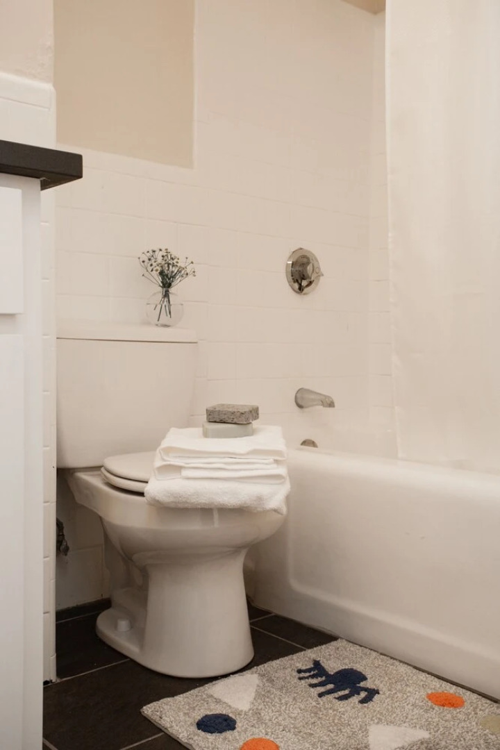 One Bedroom Apartment Near Fenway Park by Namastay