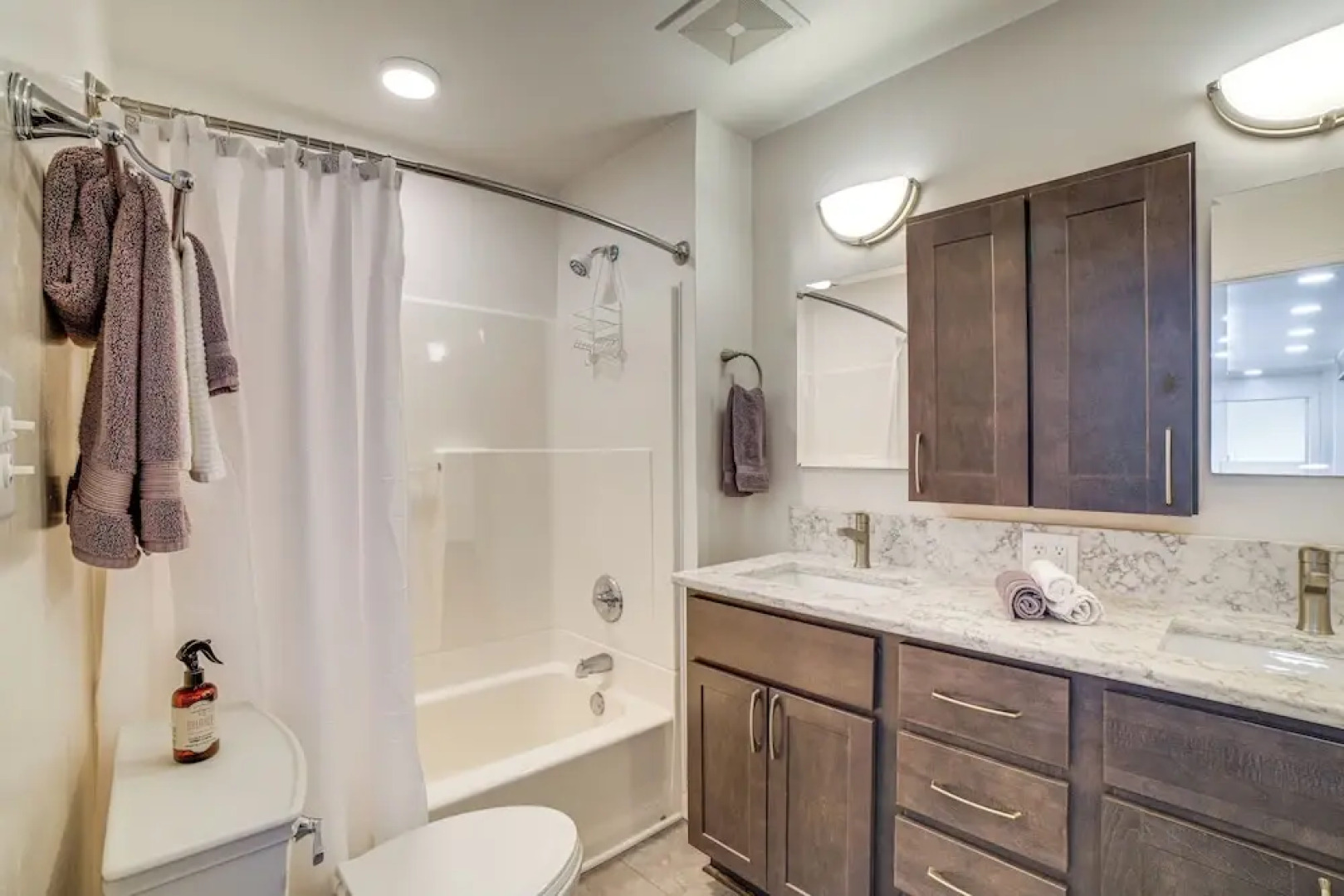 < 1 Mi to Dwtn: Valparaiso Family Home