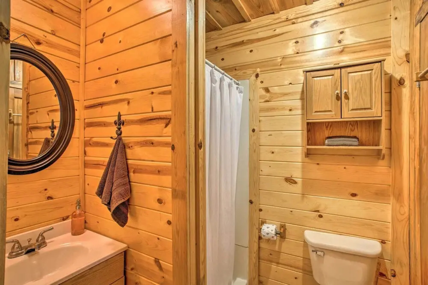 Timber Brooke Cabin: Hot Tub & Central Location!