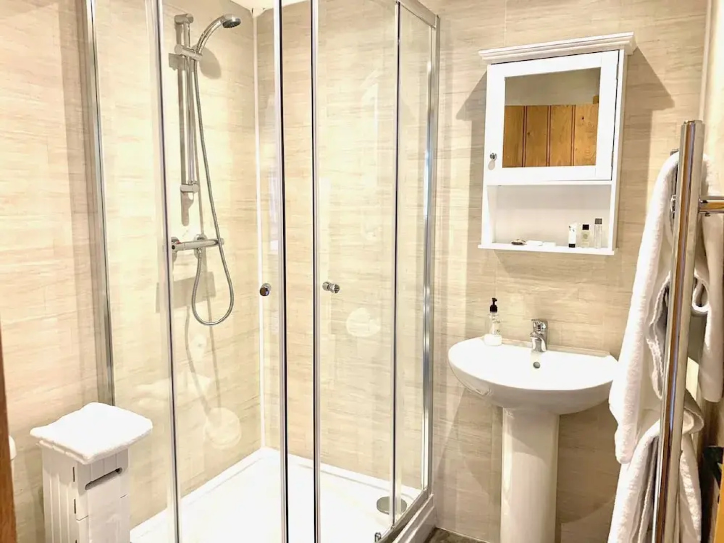 Flint Cottage - Sleeps 6 - Private Woodland