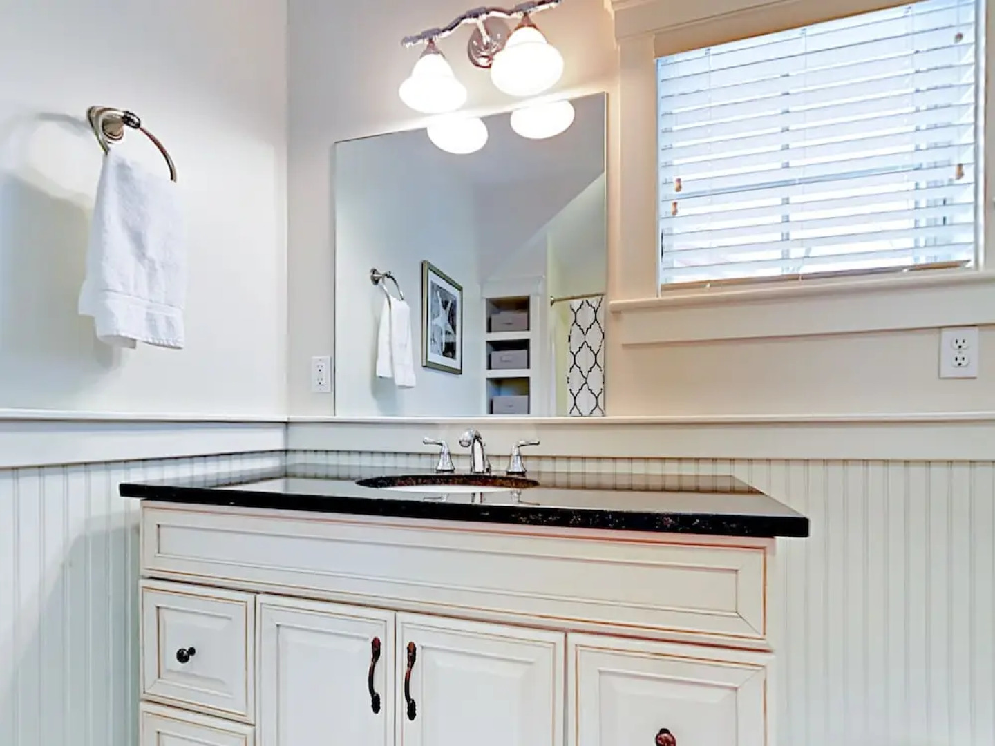 Hilltop Harbor Cottage 3 Bedrooms 2.5 Bathrooms Cottage