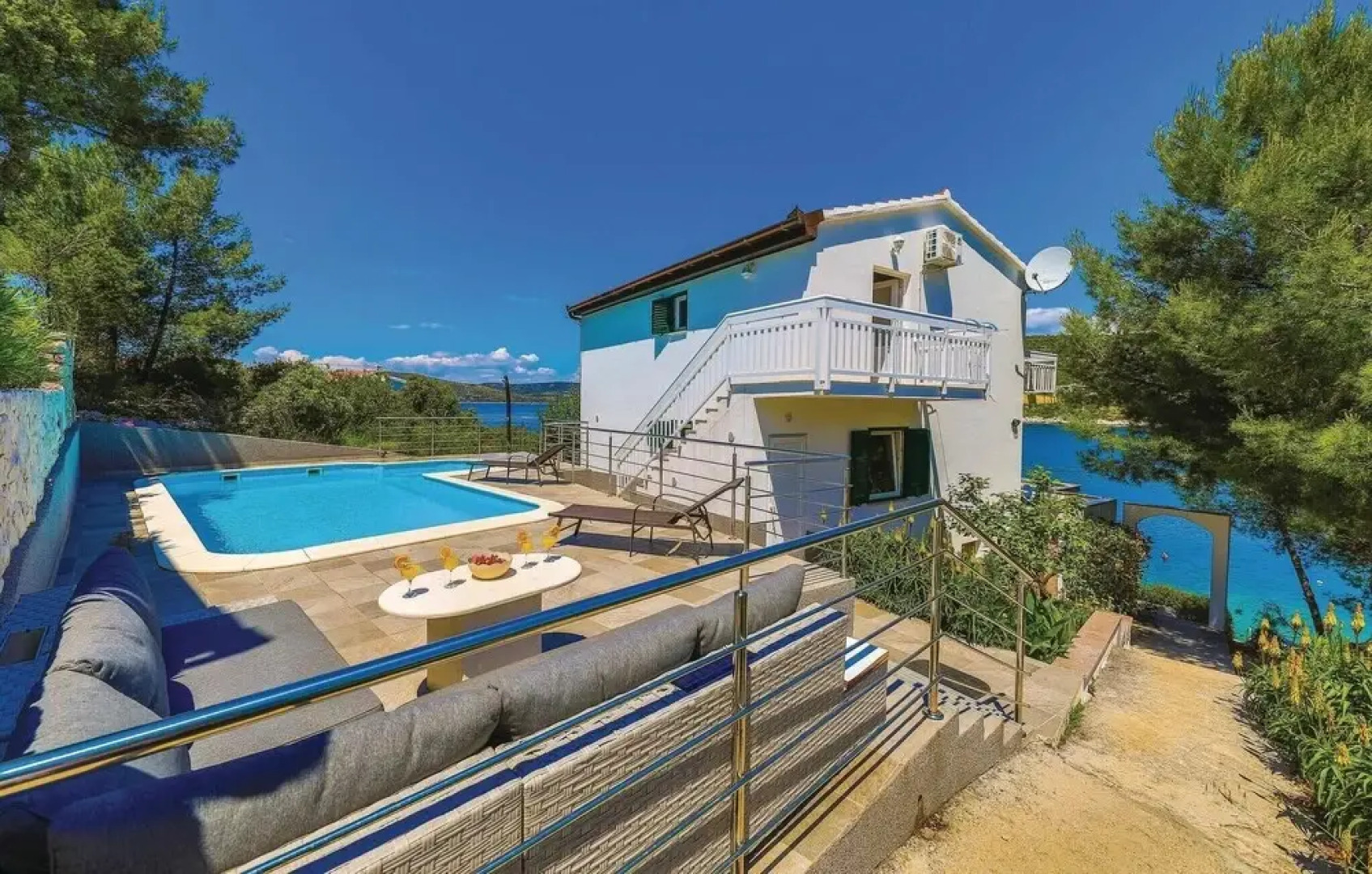 Beautiful Home in Drvenik Veliki With Wifi and 4 Bedrooms