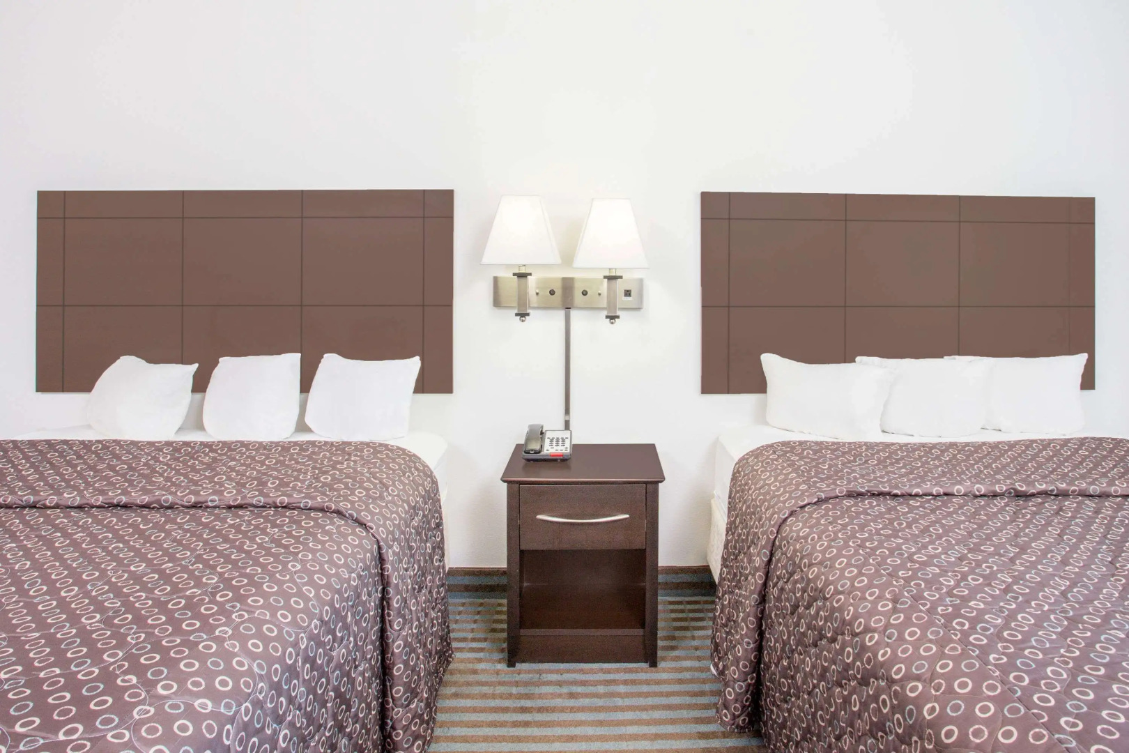 Super 8 by Wyndham Cedar Falls IA - University