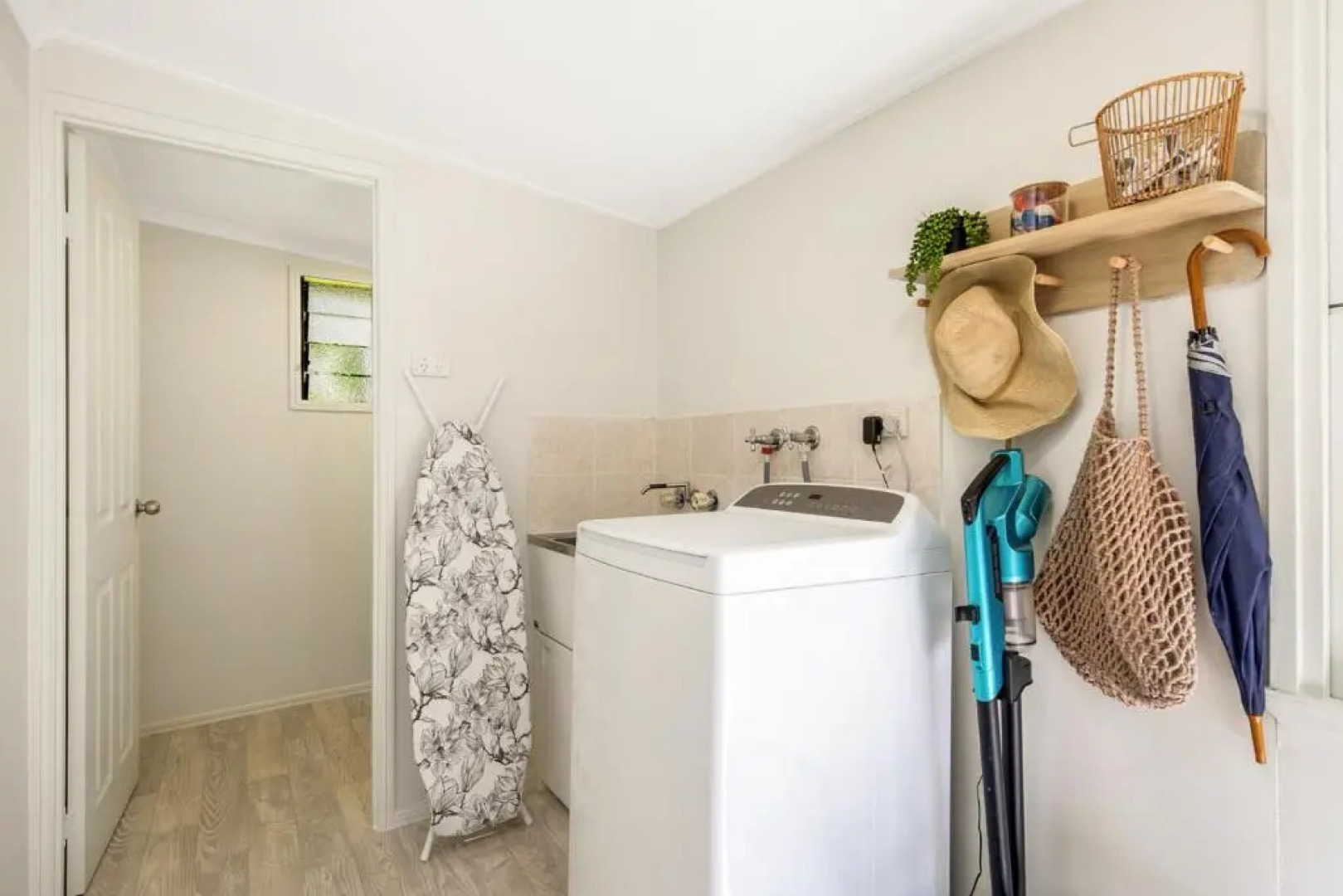 Hughes Hideaway - 2BR Cottage on 1 Acre w Air Con, King Beds