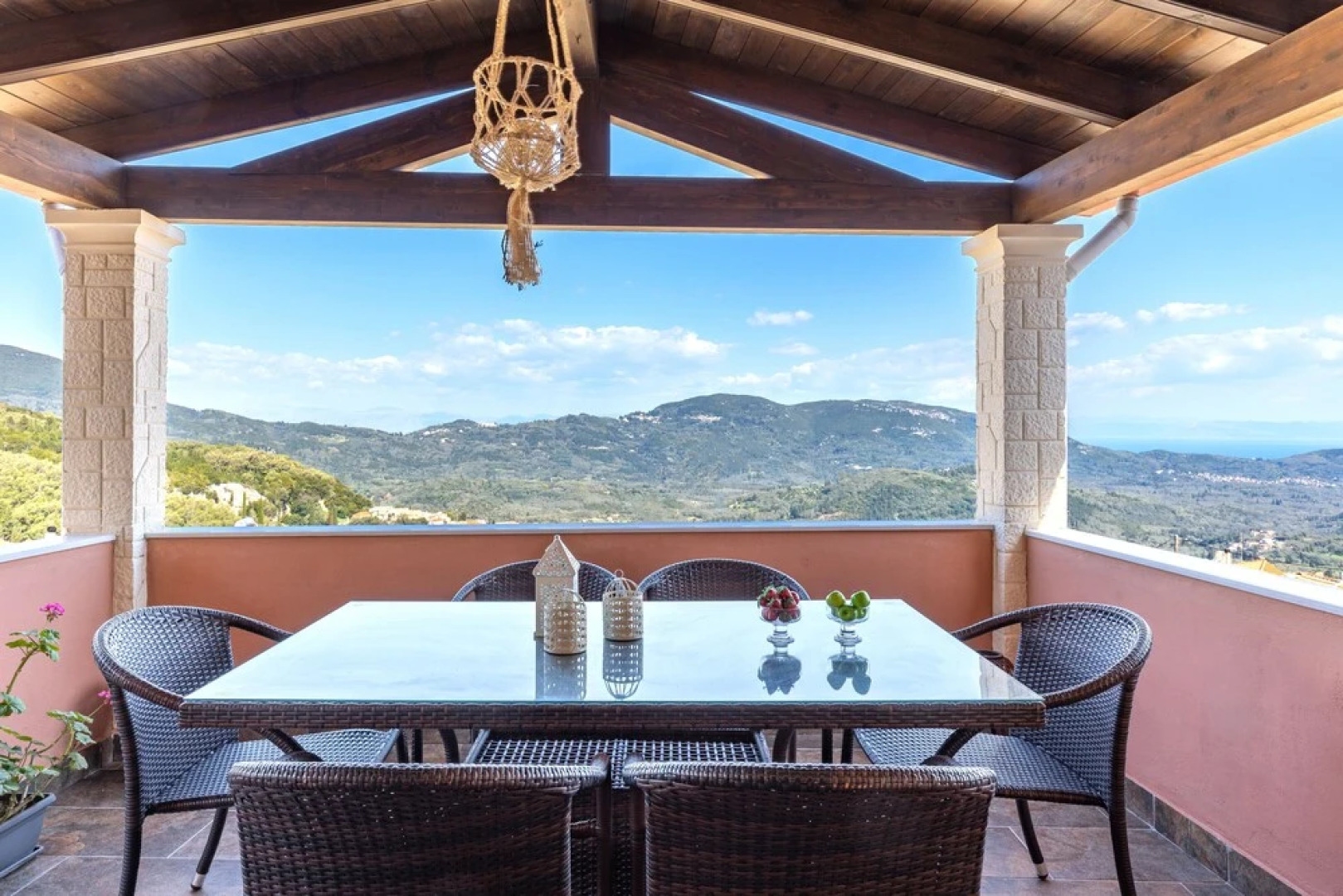 The Hillside Family Apartment