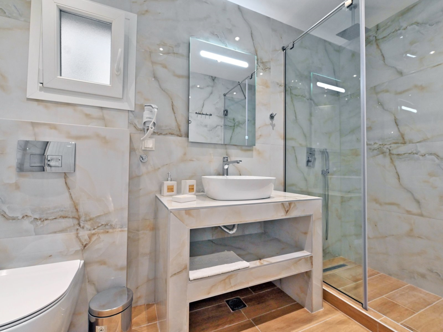 Sabbia Seafront Apartment 3 by TravelPro Servi...