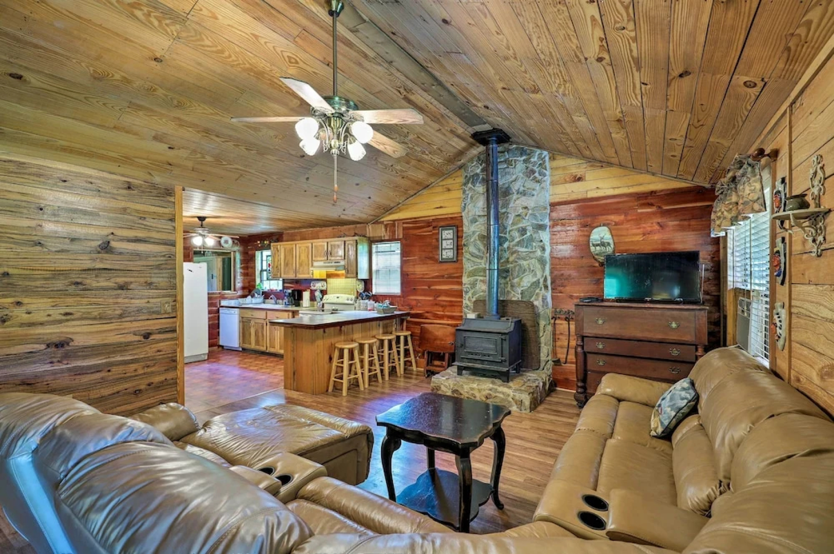 Secluded Cabin w/ Pond ~ 37 Mi to Gulf Coast!