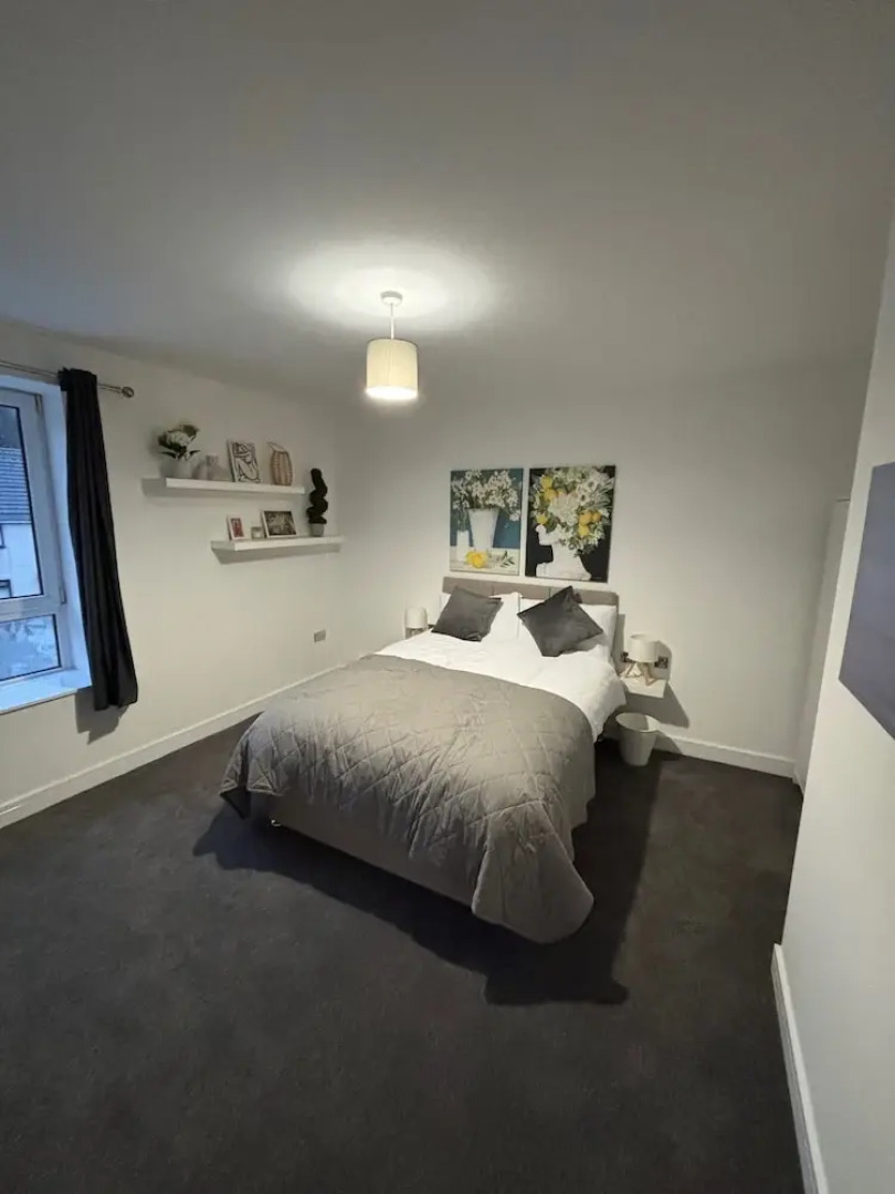 Shawforth - 2 Beds - Sleeps 4 - Street Parking