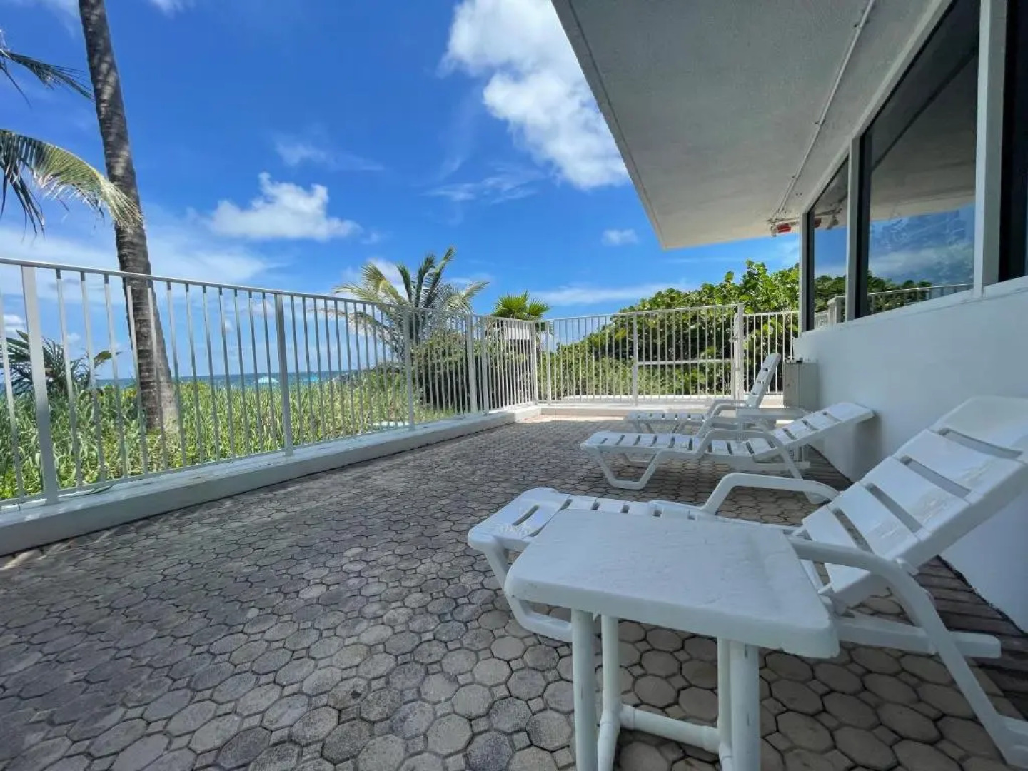 Studio right on the beach at Lauderdale By The Sea