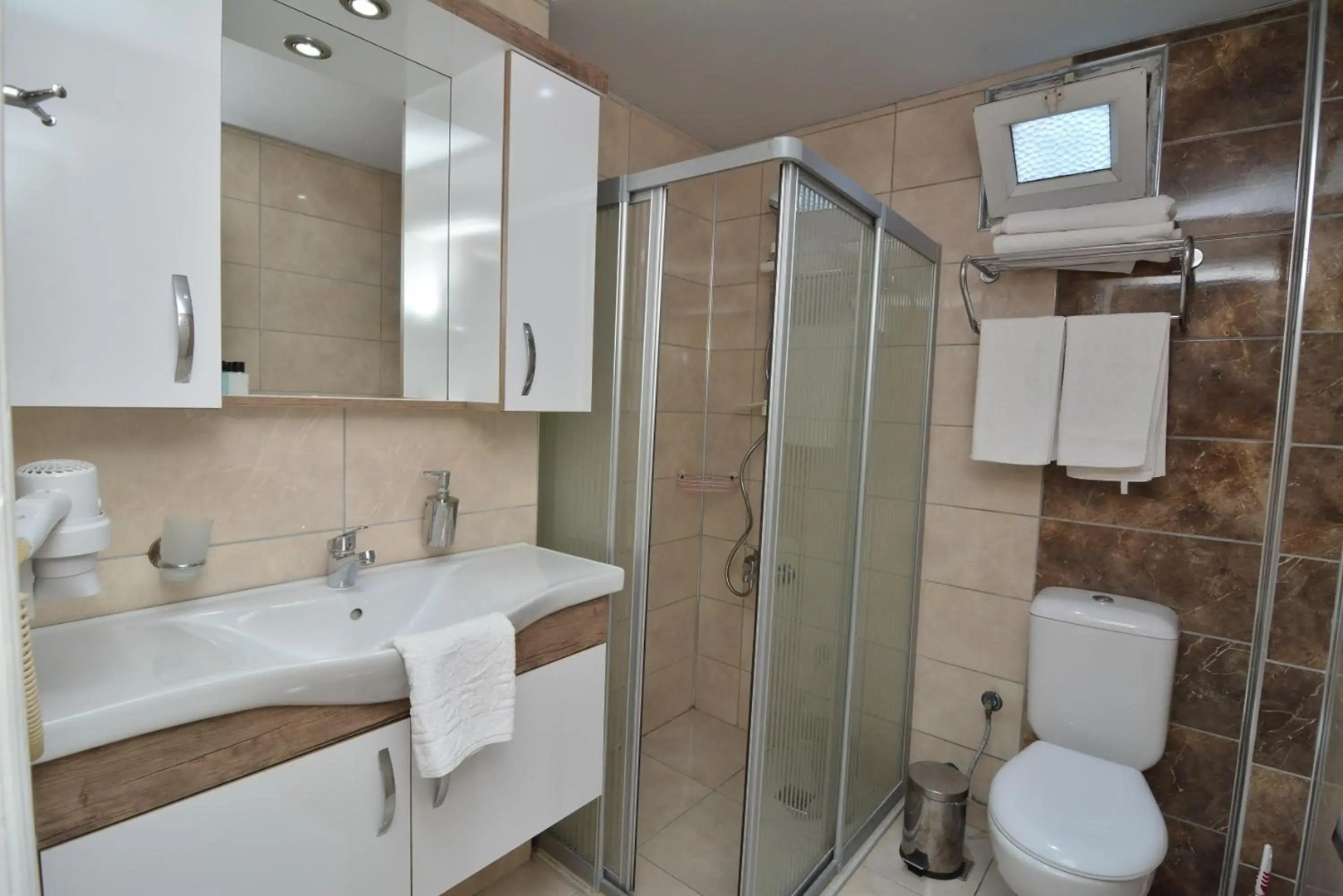 Cleopatra King Apart