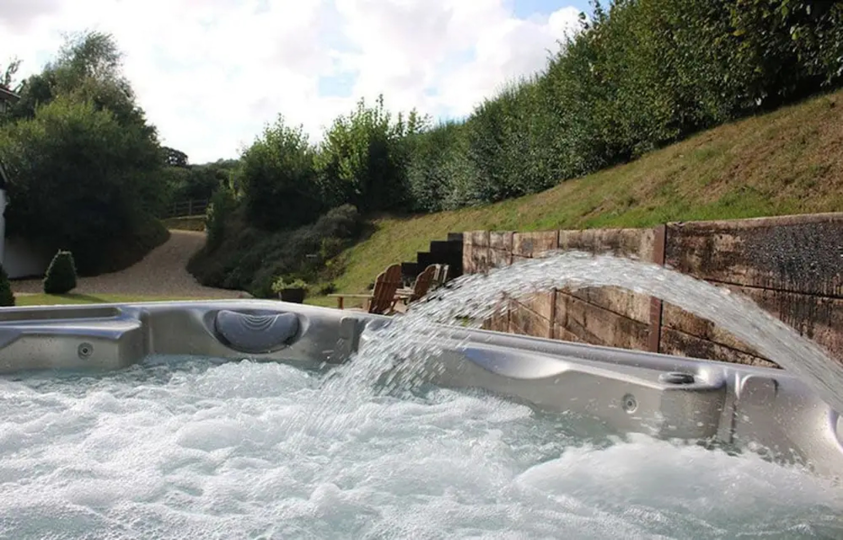 Superb detached Grade II conversion of an original Apple Mill with hot tub & FREE membership to nearby Leisure Club