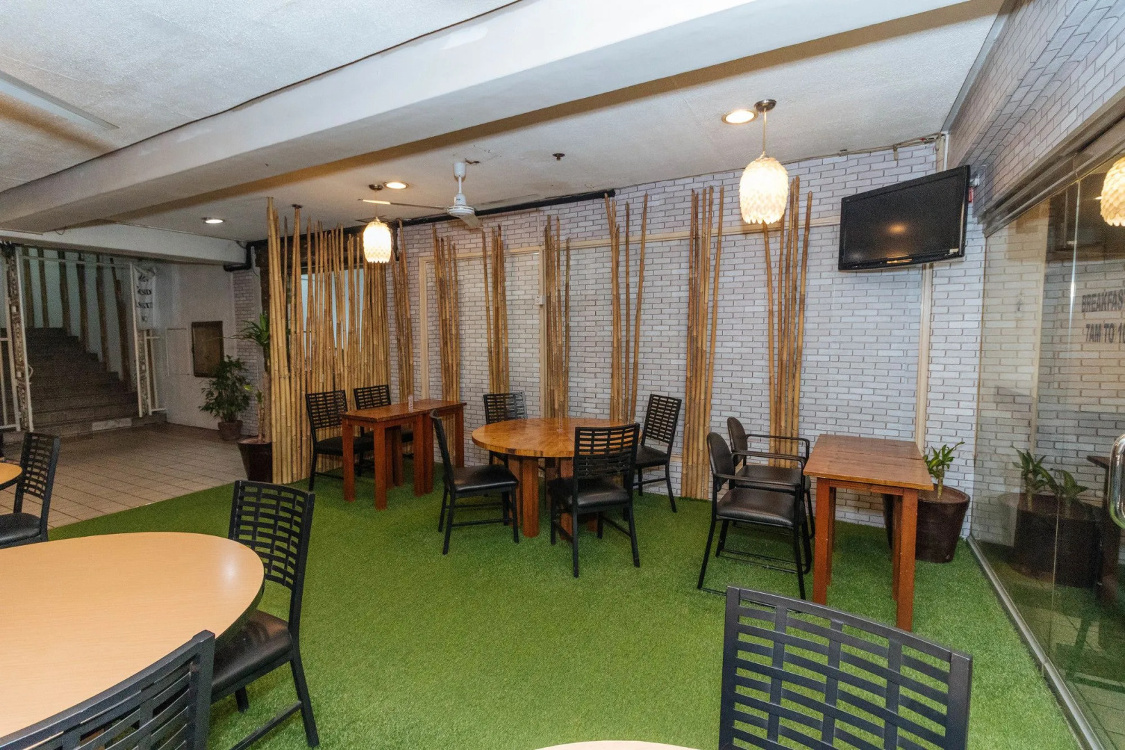 RedDoorz @ Amorsolo Makati