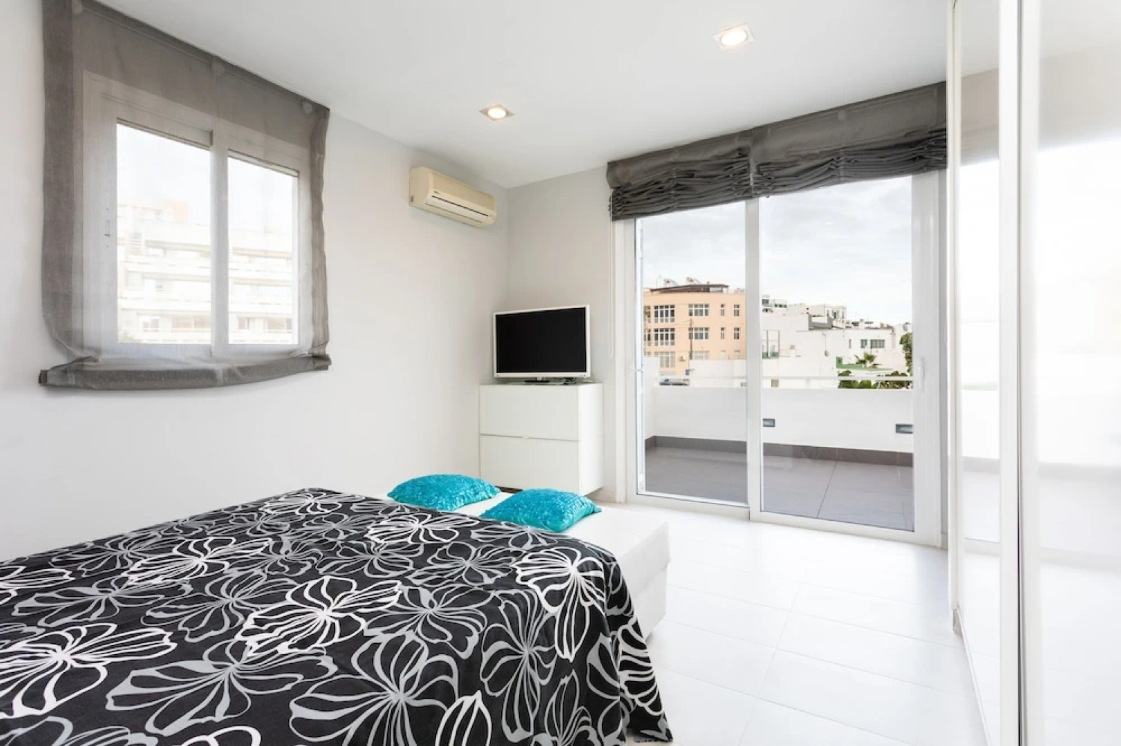 HomeLike Stunning Sea Front House El Poris