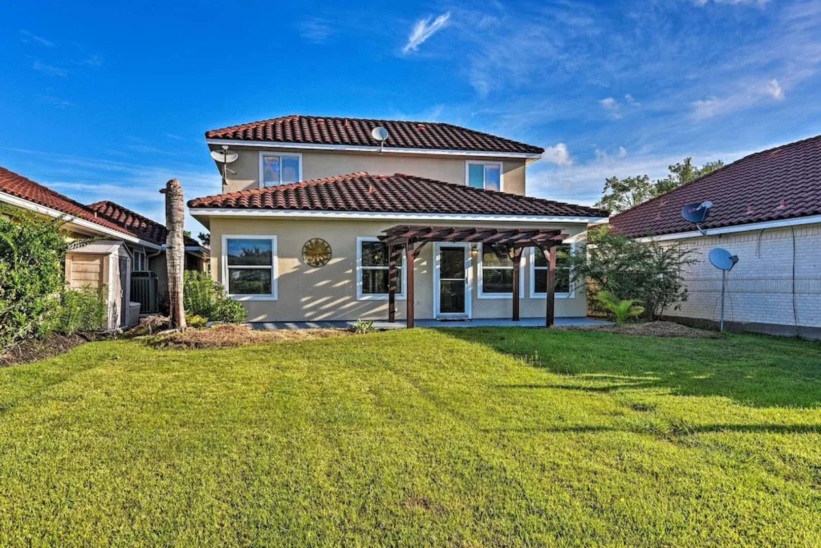 Walk to Ocean: Lakefront Dickinson Stucco House!