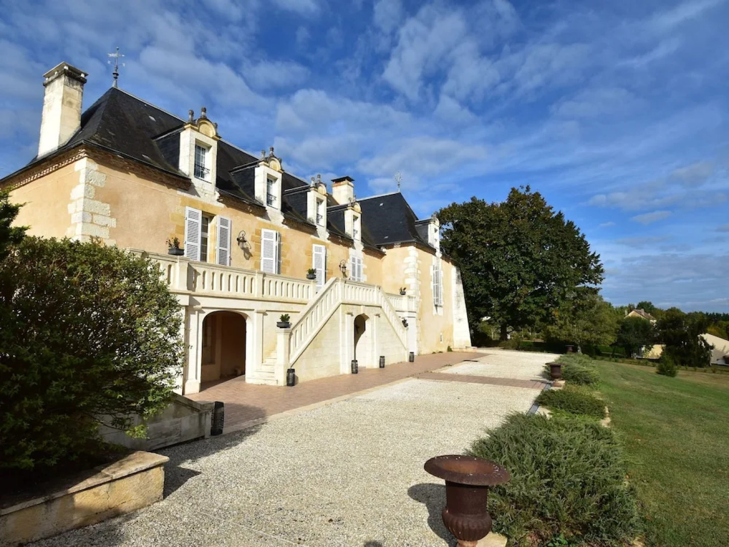 Lavish Villa on an Exclusive Estate in Liorac-sur-louyre With Pool
